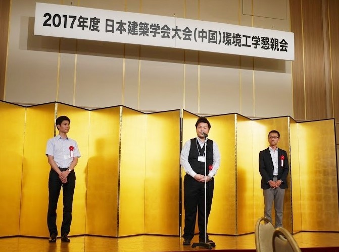 授賞式でスピーチをする辻村講師